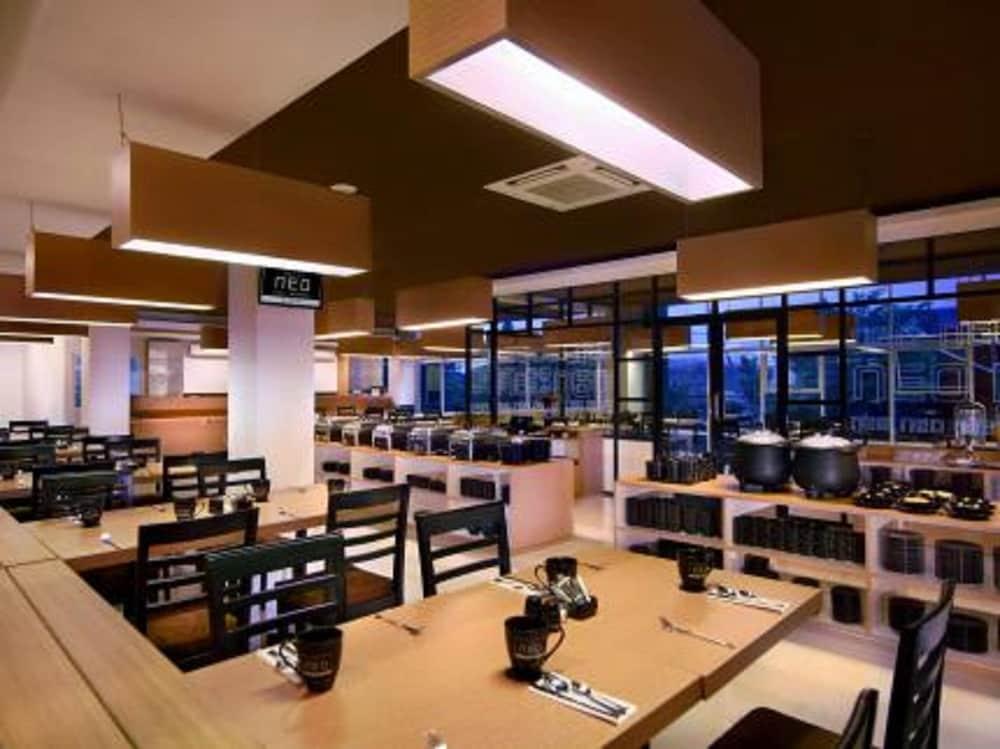 Hotel Neo Candi Simpang Lima - Semarang By Aston Exterior photo