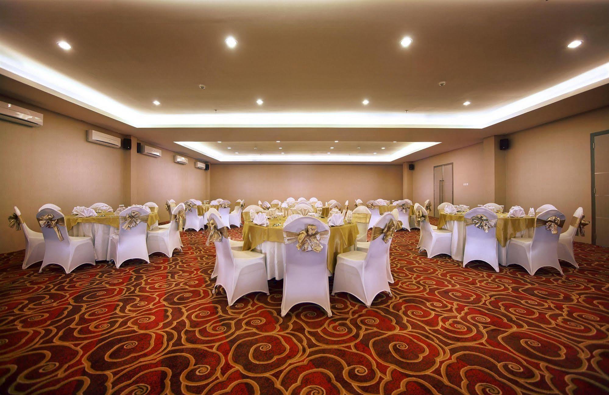 Hotel Neo Candi Simpang Lima - Semarang By Aston Exterior photo